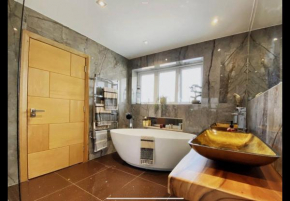 l Broomfield Stays l Thorpe Bay -Apartment l 3 Bedrooms l 3 Bathrooms l 2 Balconies l